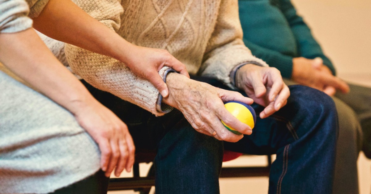 Perte d’autonomie : comment mieux accompagner les aidantes et aidants familiaux ? | terra nova